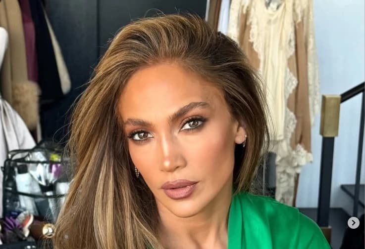 Ne prestaju komentari na blagdansku čestitku Jennifer Lopez