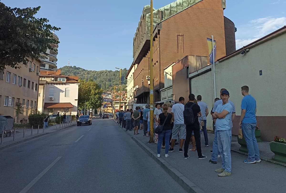 Redovi ispred Šalter-sale MUP-a TK