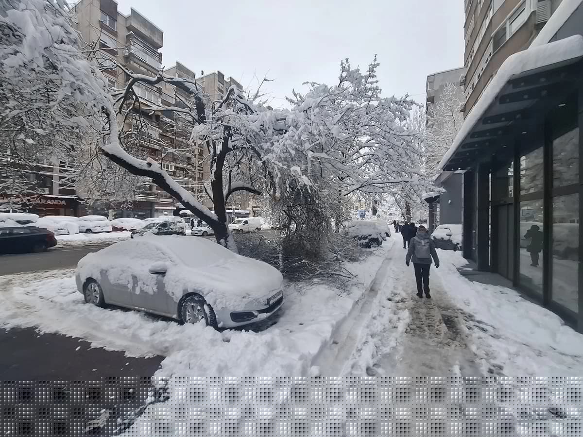 Ulice si i dalje neočišćene