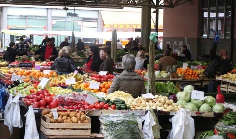 Građani se žale na visoke cijene voća i povrća na pijacama i da ih trgovci varaju, šta kažu u inspekciji