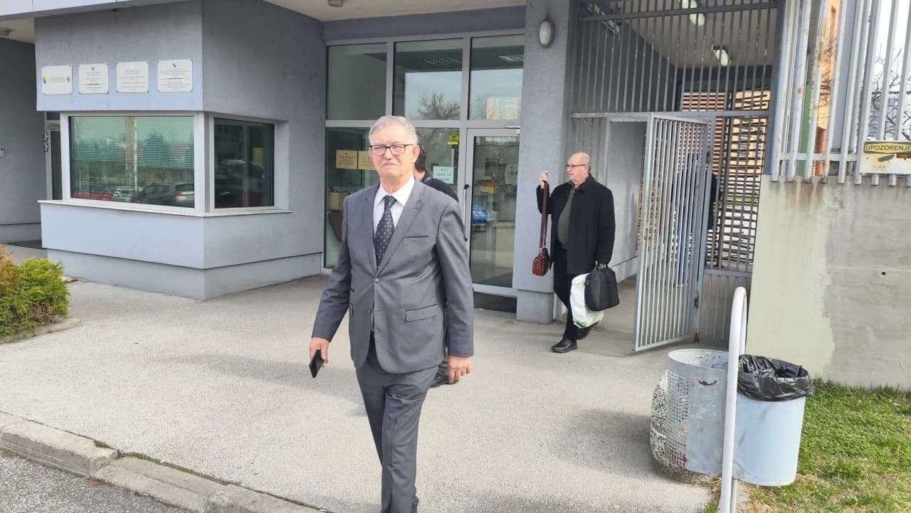 Veljko Brajić ispred zgrade Suda BiH