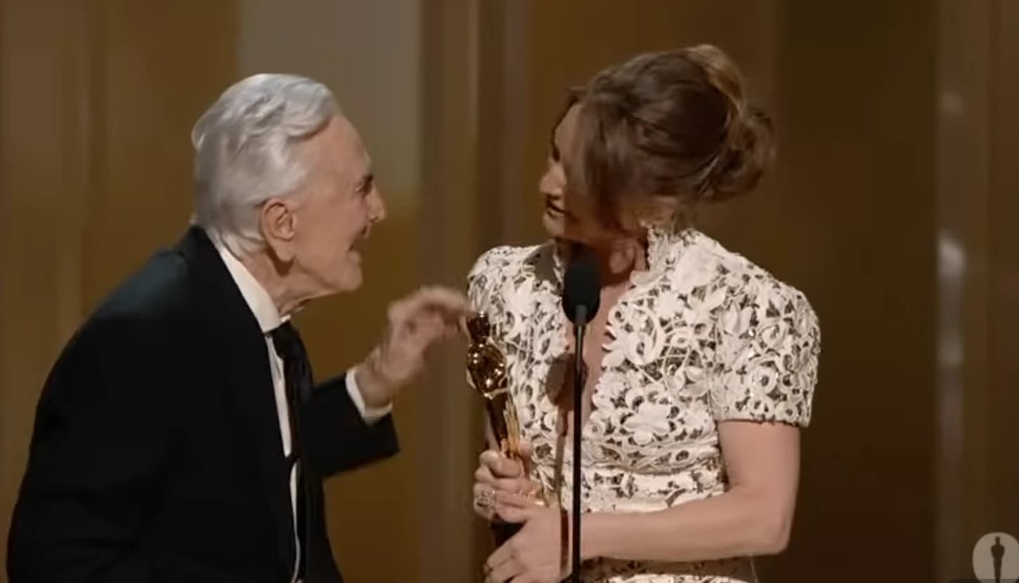 Kirk Douglas joj uručio Oscara 2011.
