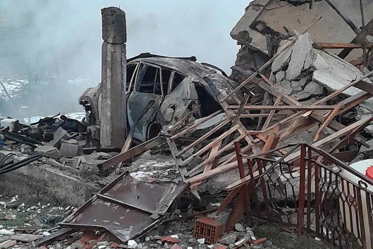 Snažna eksplozija i požar na imanju u Derventi, u izgorjelom autu nađeno tijelo nepoznate osobe
