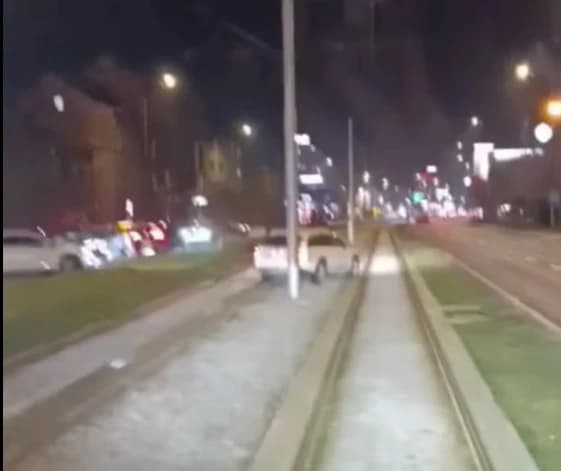 Pogledajte saobraćajni haos u Sarajevu: Nestrpljivi vozač vozio šinama ispred tramvaja