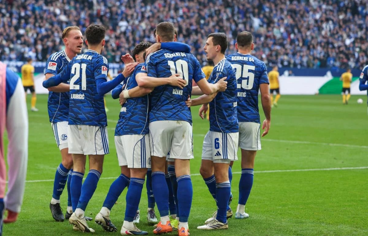 Džeko u zagrljaju sa saigračima