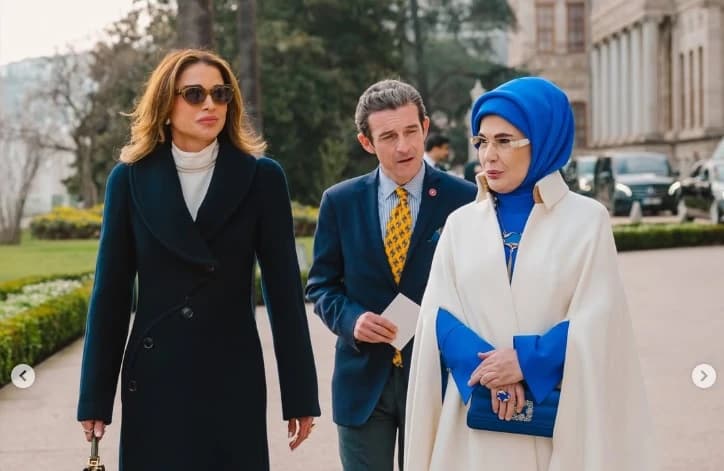 Spoj tradicionalnog i modernog stila: Modna izdanja Emine Erdogan i kraljice Ranije za susret u Istanbulu