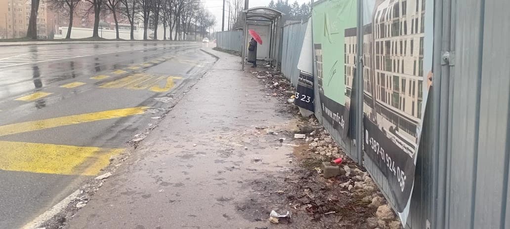 Ovako izgleda trolejbusko stajalište u ulici Safeta Hadžića iza kojeg se gradi kompleks "Novo Mojmilo"
