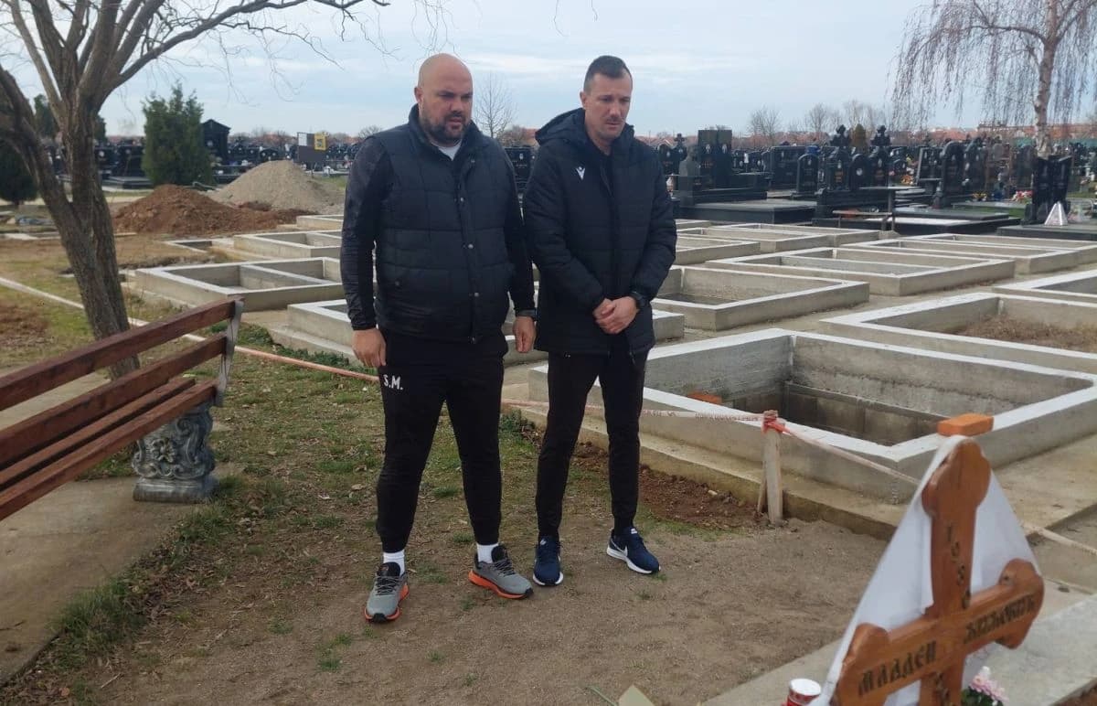 Delegacija mostarskog kluba na grobu Mladena Žižovića