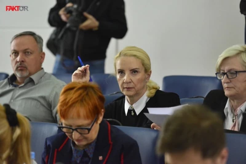 Izetbegović: Muhamedu Ajanoviću odavno je mjesto u zatvoru, ko je još kriv što na Stomatologiji nema plaća?