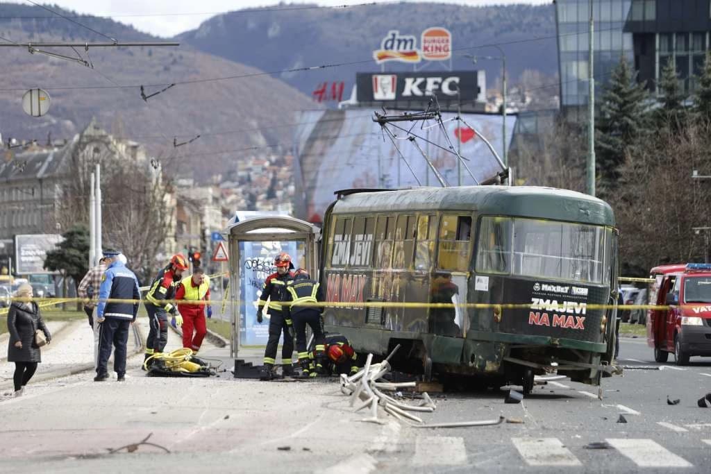 Hitna pomoć KS: U tramvajskoj nesreći četiri osobe povrijeđene, jedna poginula