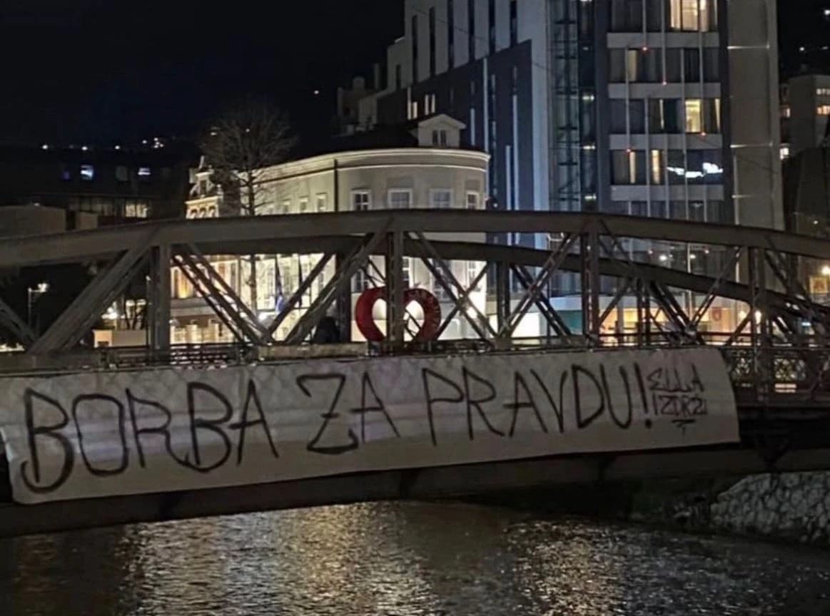 Na mostu Skenderija postavljen transparent podrške teško povrijeđenoj djevojci