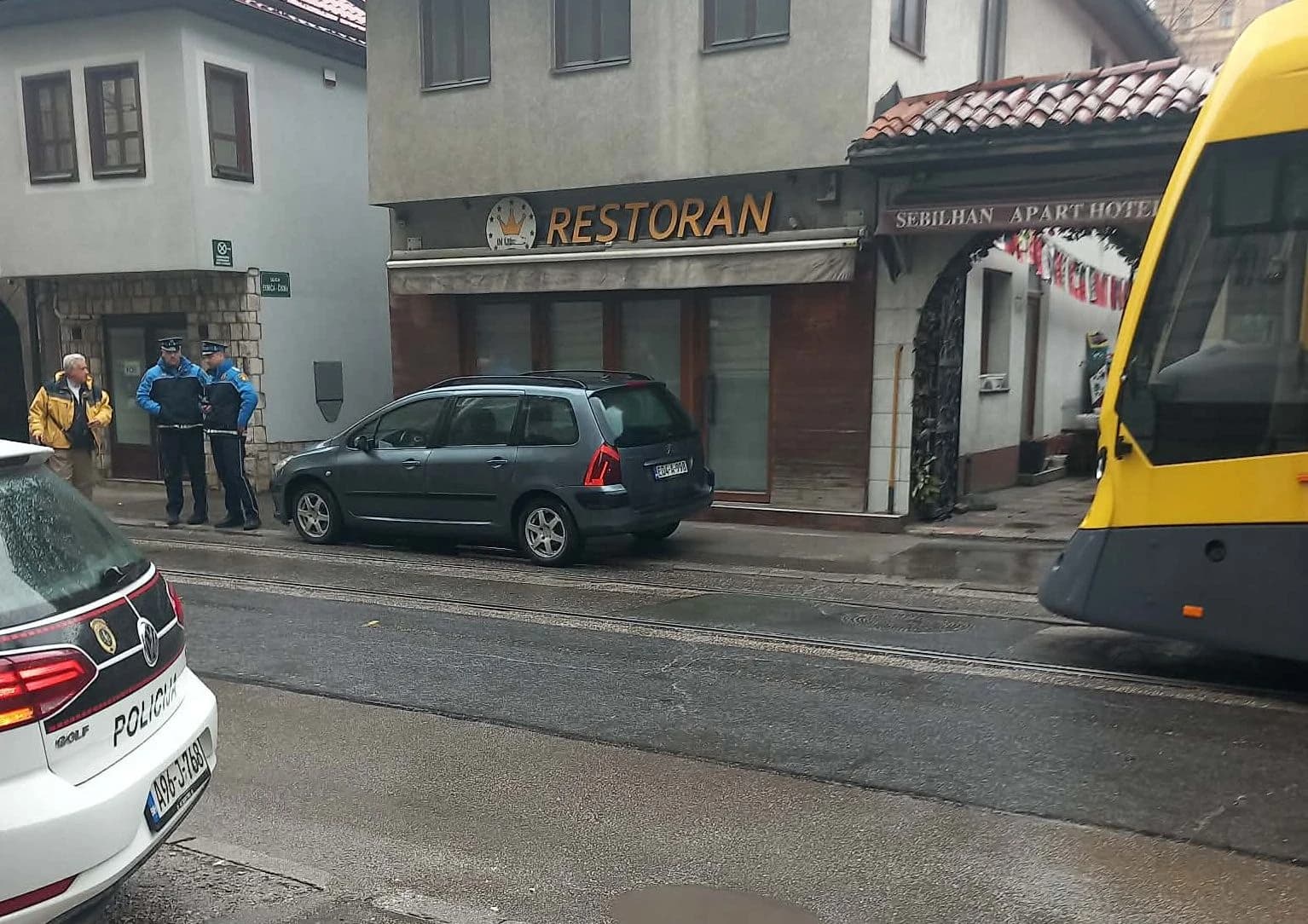 Na Baščaršiji parkirao auto na šinama i otišao, tramvaji stali; građanin: Trebam na pregled u bolnicu, ne mogu jer...
