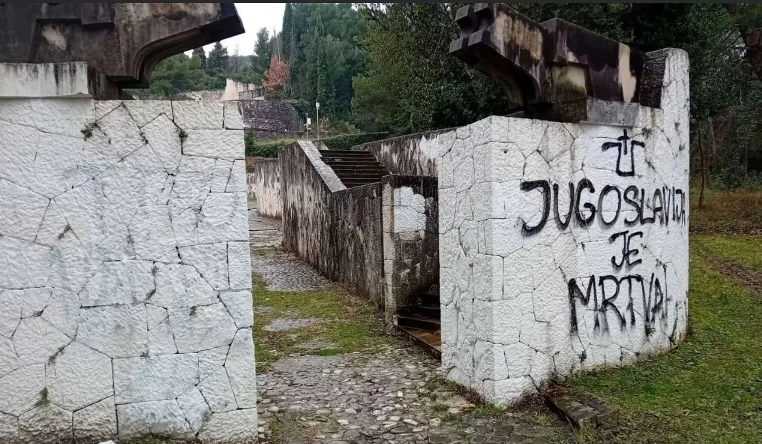 Opet oskrnavljeno Partizansko groblje u Mostaru, na ulazu ispisano veliko slovo U