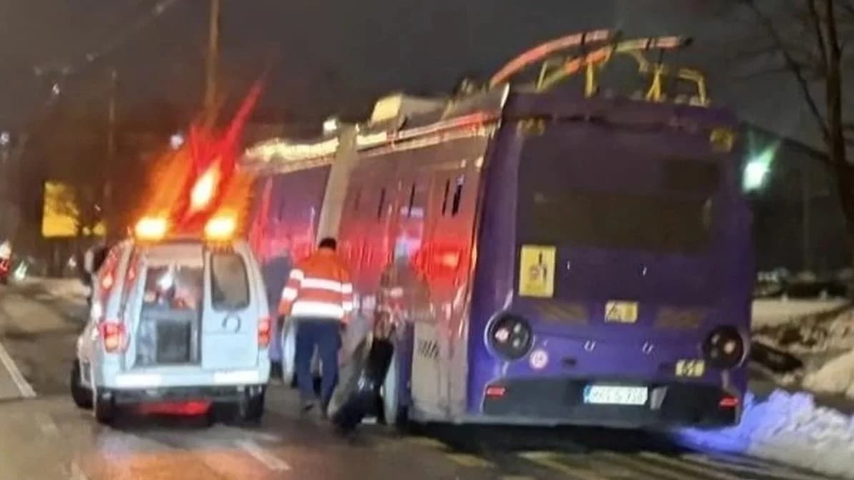 Trolejbusu večeras tokom vožnje pukla guma