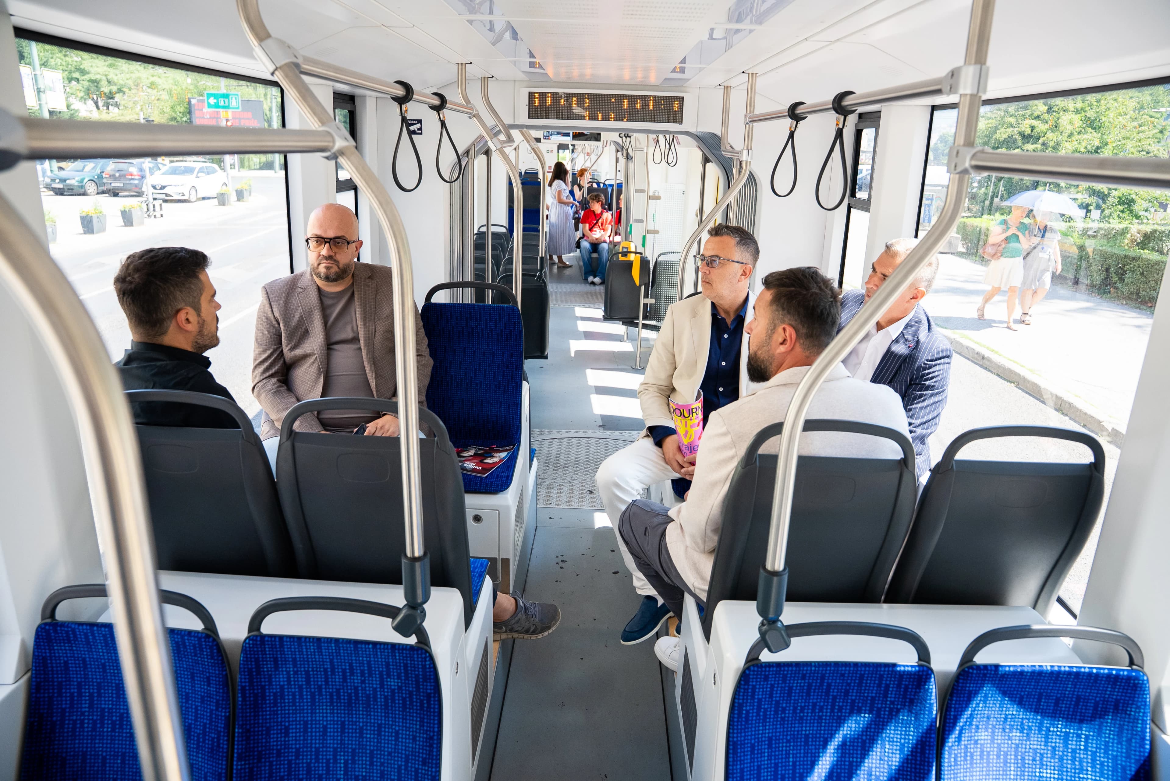 Šteta i drugovi iz SDP-a u vožnji novim tramvajem
