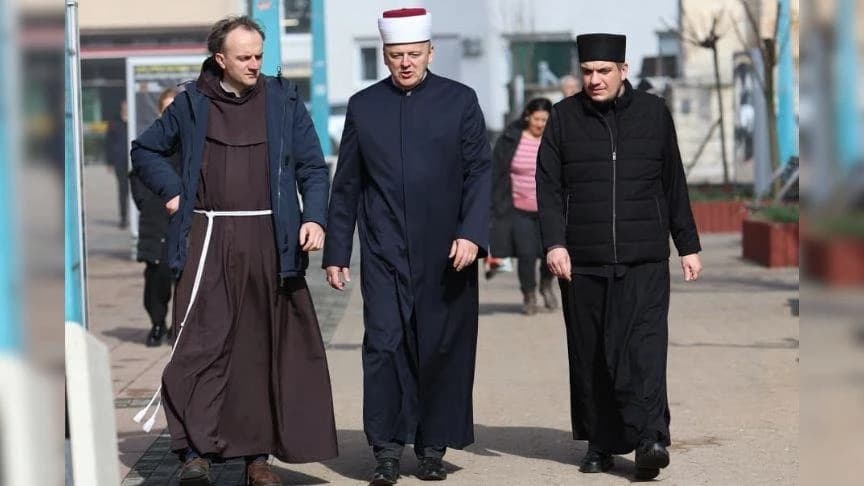 Zajednička šetnja ulicama Bihaća: Imam, sveštenik i fratar šalju poruku mira pred ramazan
