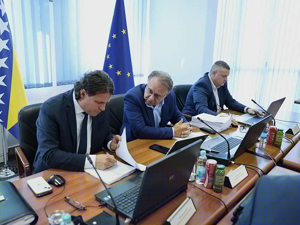 Vlada FBiH za krpljenje budžetskih rupa uzima kredit od 400 miliona maraka