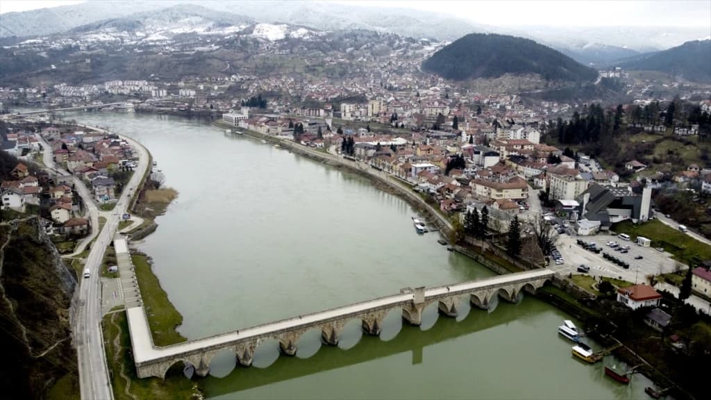 lZ osudila promociju hotela Vilina vlas kod Višegrada na sajmu u Beogradu u kojem su silovane djevojčice i žene