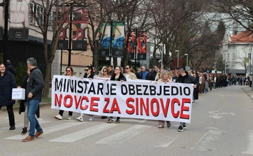 Detalj sa protestne šetnje zdravstvenih radnika HNK u srijedu