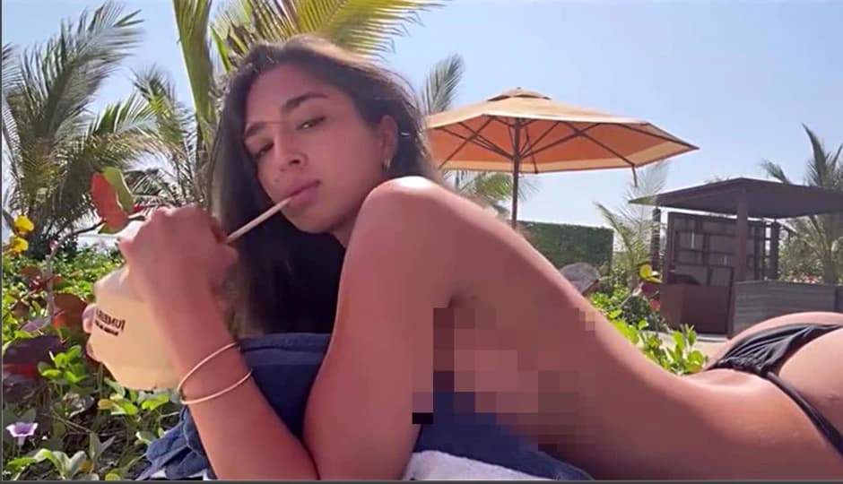Vreli kadrovi Đine Džinović: U toplesu na plaži sa koktelom u ruci