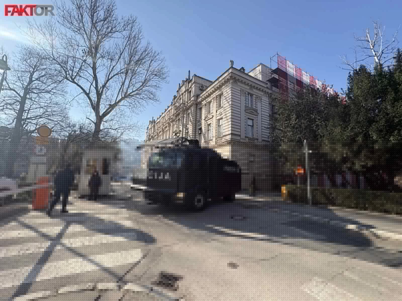 Danas novi protesti mladih, pred zgradom Vlade KS prvi put i vozilo za razbijanje demonstracija