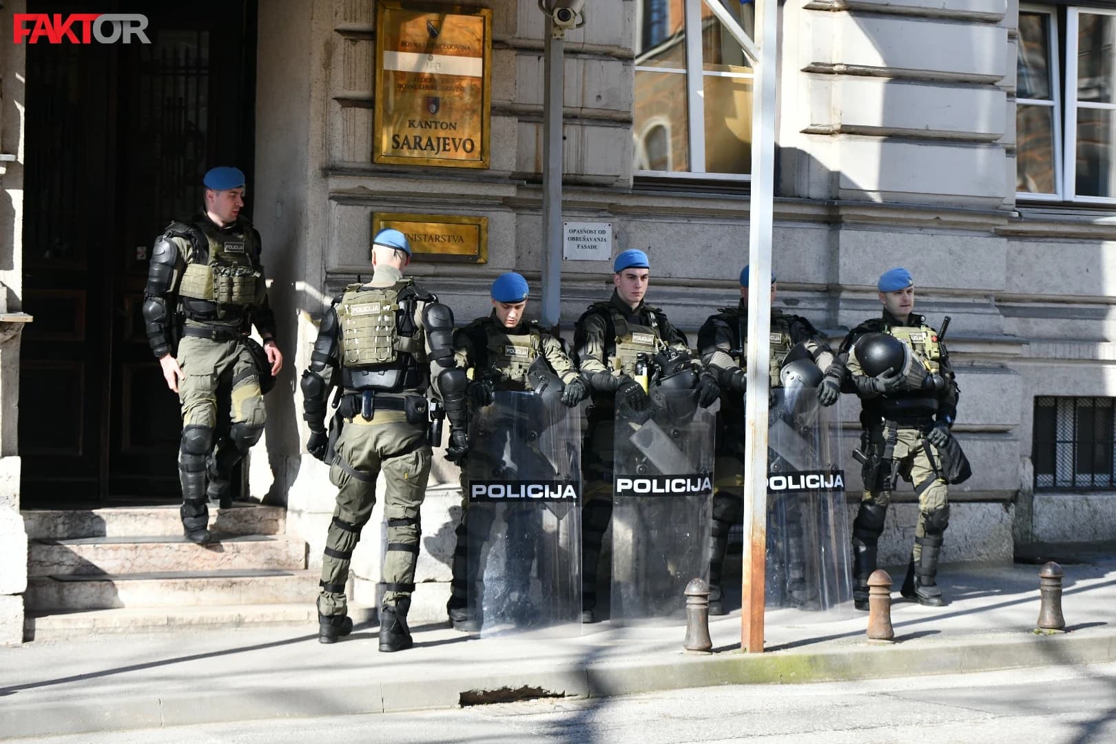 Jake policijske snage ispred zgrade Vlade KS