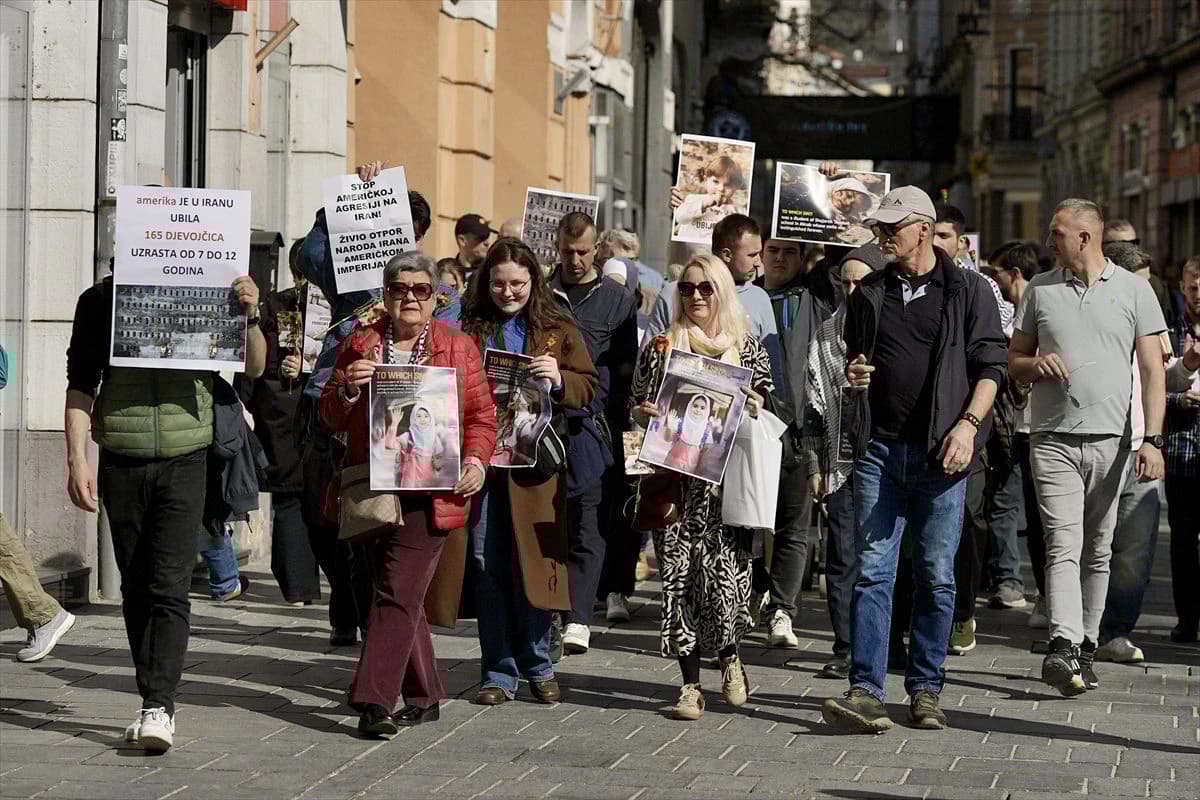 Uprkos zabrani protesta: Sarajlije položile cijeće kod Iranskog centra, policija legitimisala nekoliko osoba