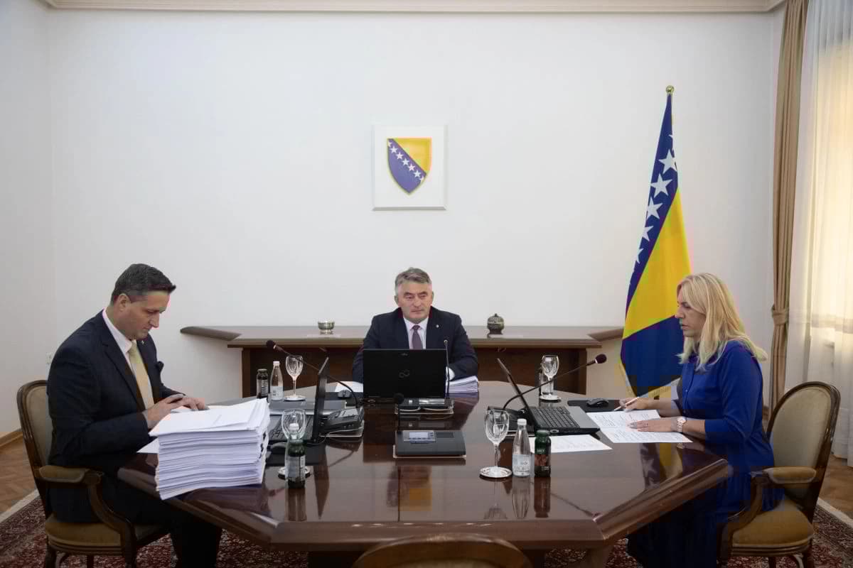 Članovi Predsjedništva BiH u posjeti Vatikanu, papa otkazao pojedinačne sastanke, insistirao na zajedničkom