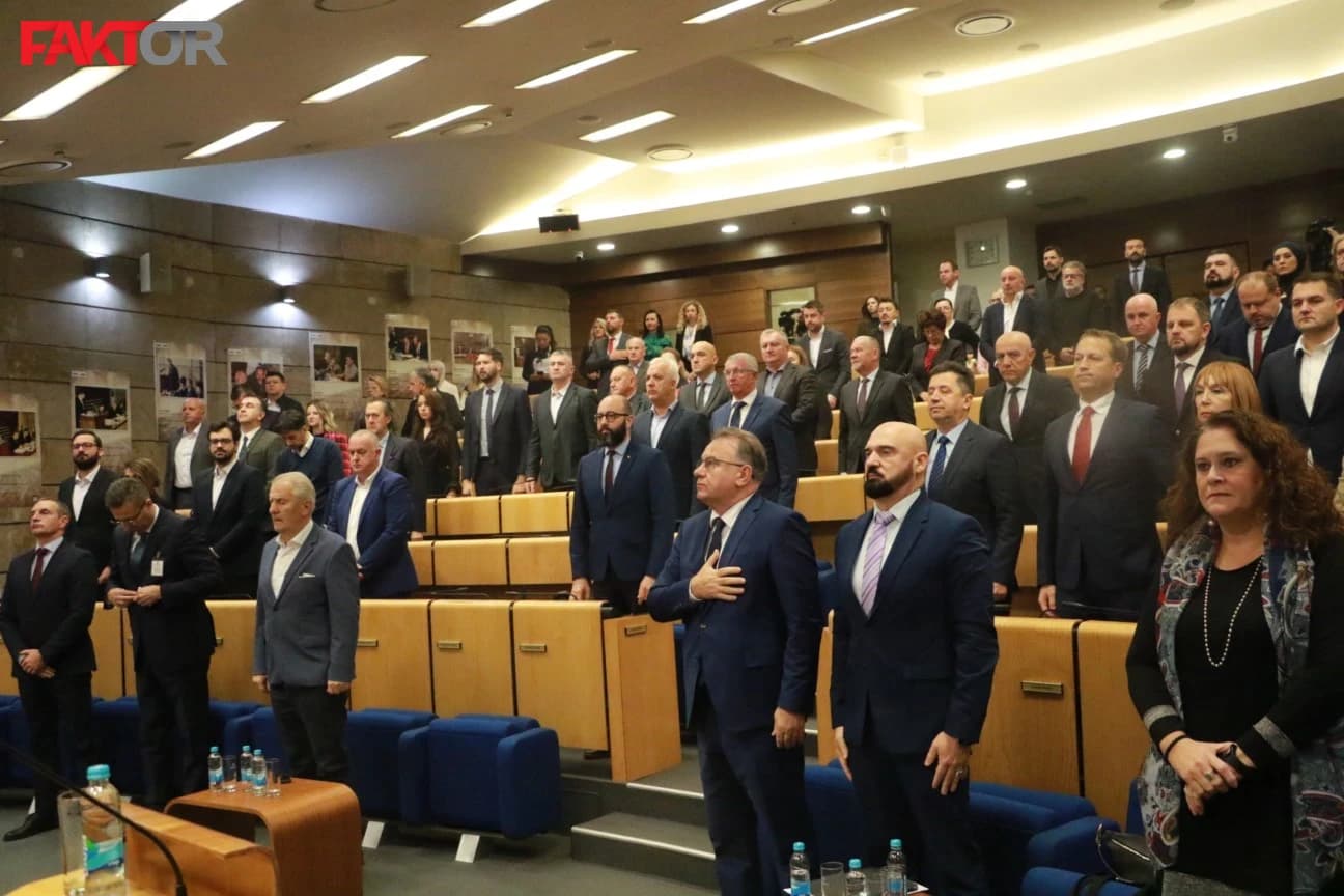 Političkim strankama iz budžeta FBiH ove godine ide pet miliona KM, koliko dobijaju SDA, SDP, HDZ, NiP...