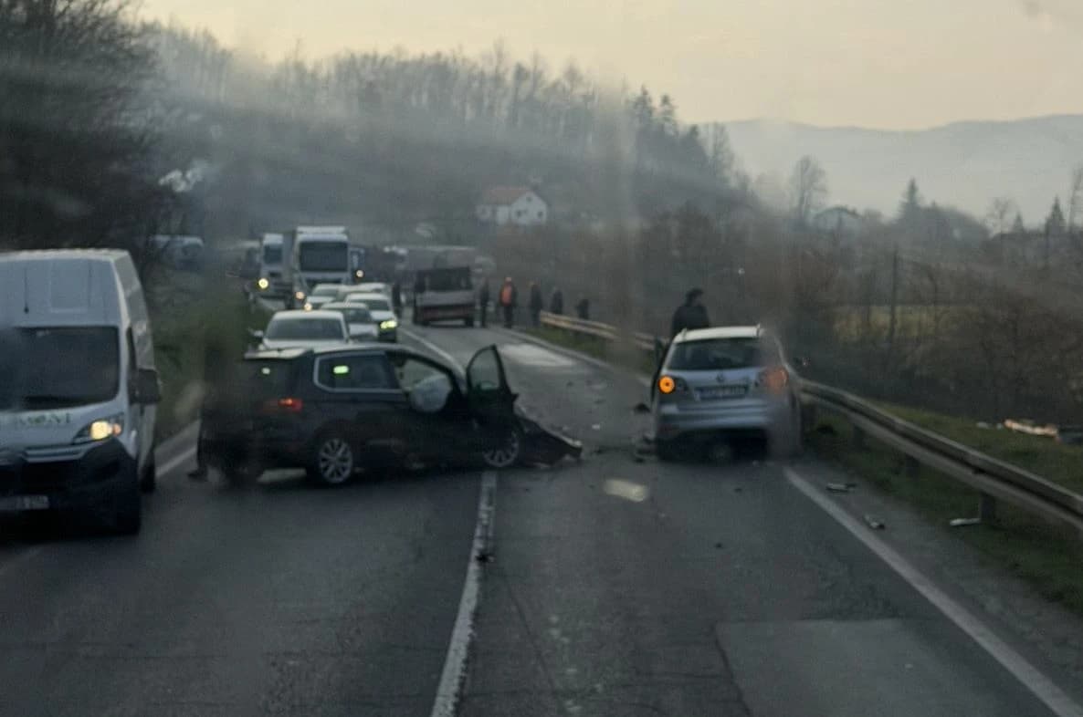 Sudar dva auta i kamiona kod Žepča, povrijeđene tri osobe