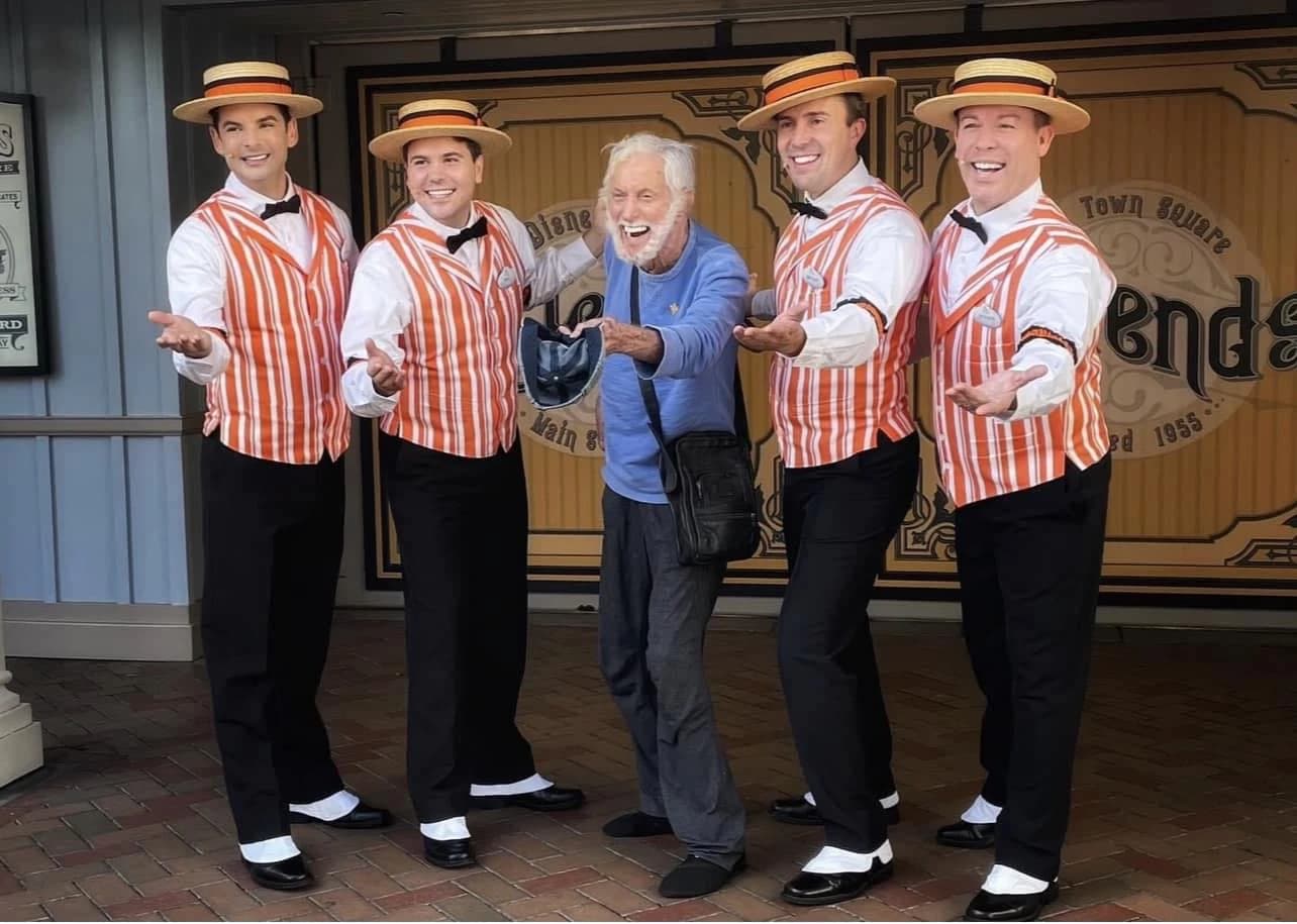 Dick Van Dyke (u sredini)