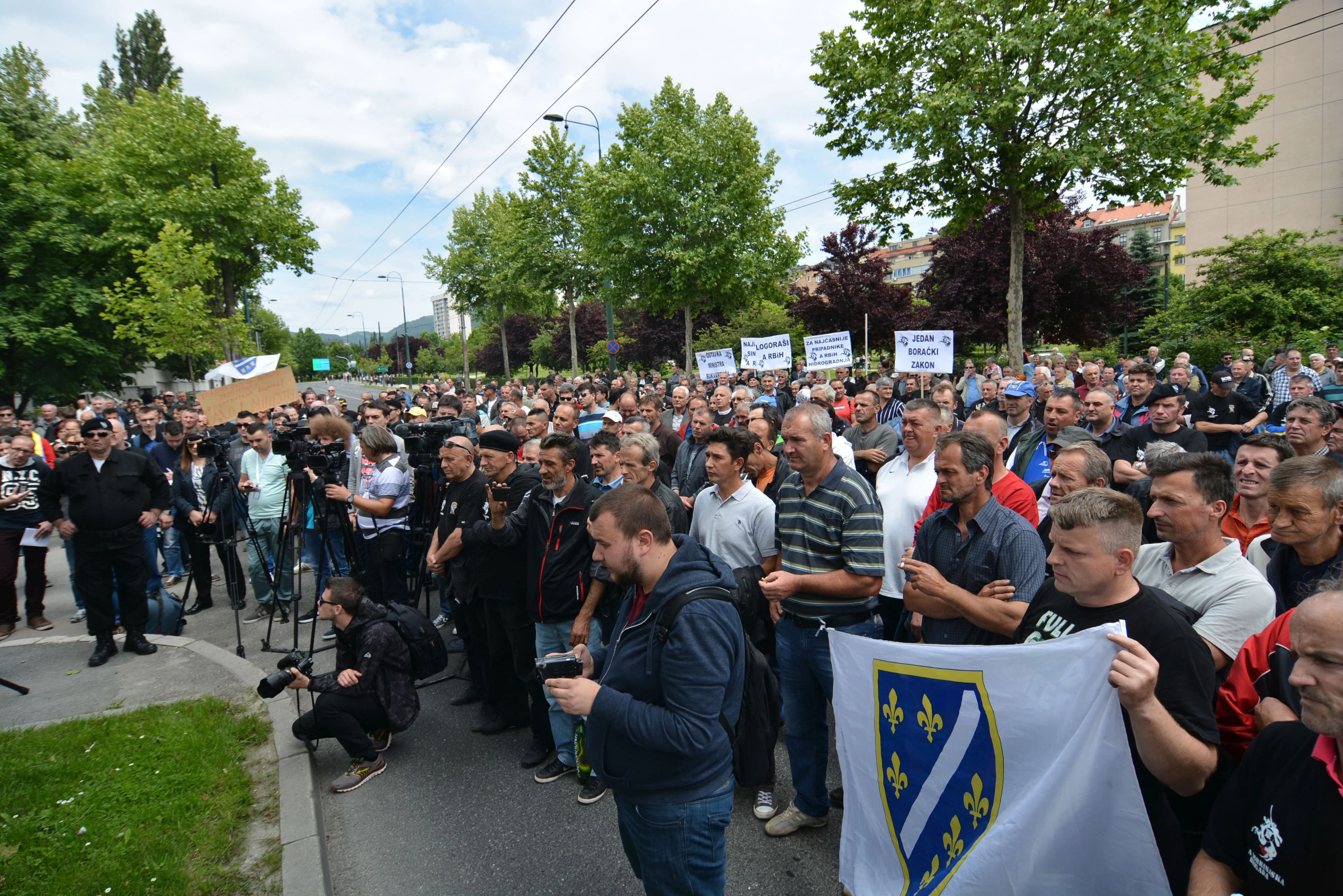 Egzistencijalna naknada za borce povećana za 63 feninga, a osnovne plaće ministara u ovoj godini su veće za 540 KM