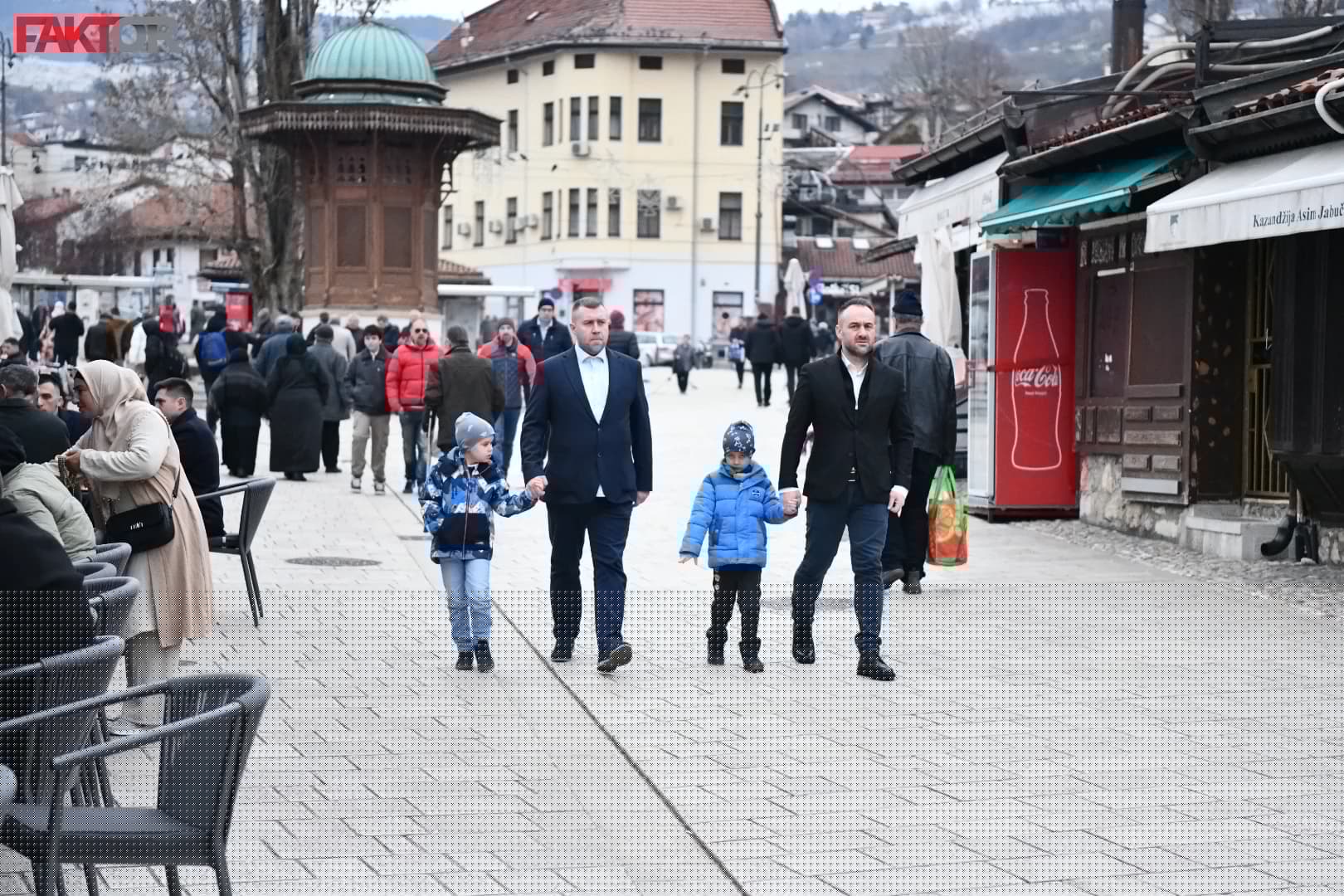 Pogledajte bajramsku atmosferu u Sarajevu: Susreti i čestitanja, cvijeće, tradicionalne paklame...