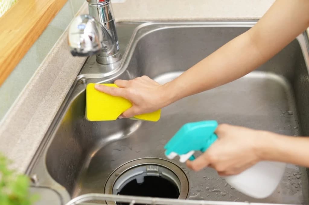 Poprskajte WD-40 na dno sudopera: Čim pustite vodu, vidjet ćete efekat koji štedi sate ribanja