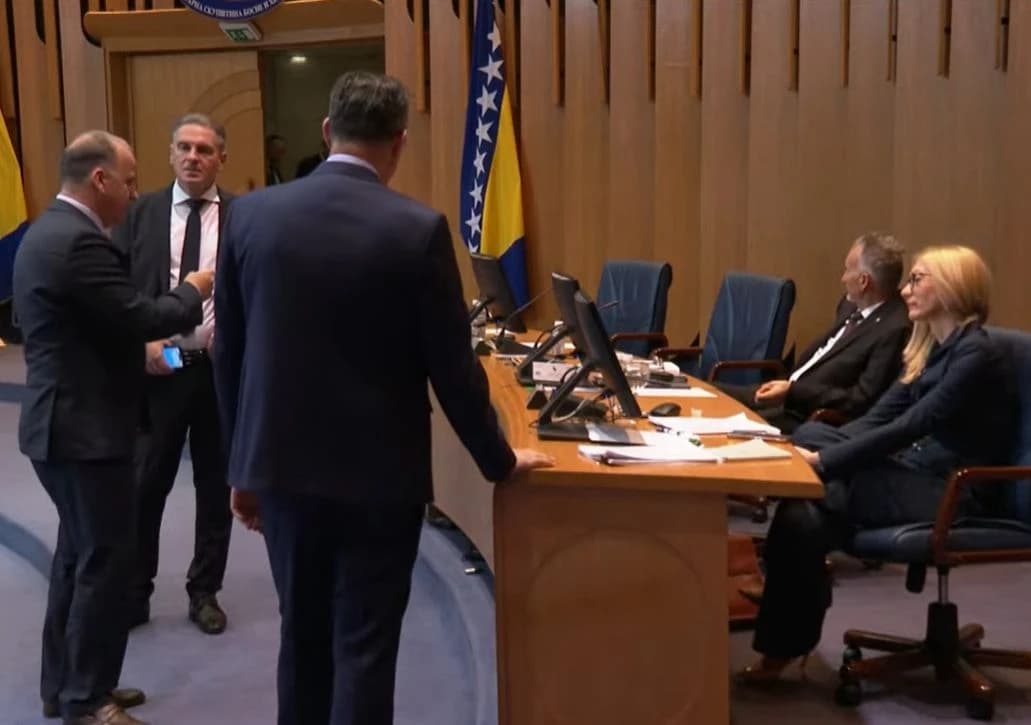 HDZ i SNSD oborili sjednicu Doma naroda: Schmidt im treba zaustaviti plaće, Trojki trebale tri godine da shvati...