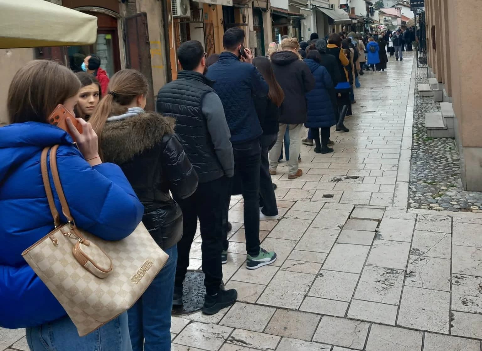 Fanovi od ranih jutarnjih sati stoje u redovima kako bi kupili kartu za koncert Dine Merlina na Koševu