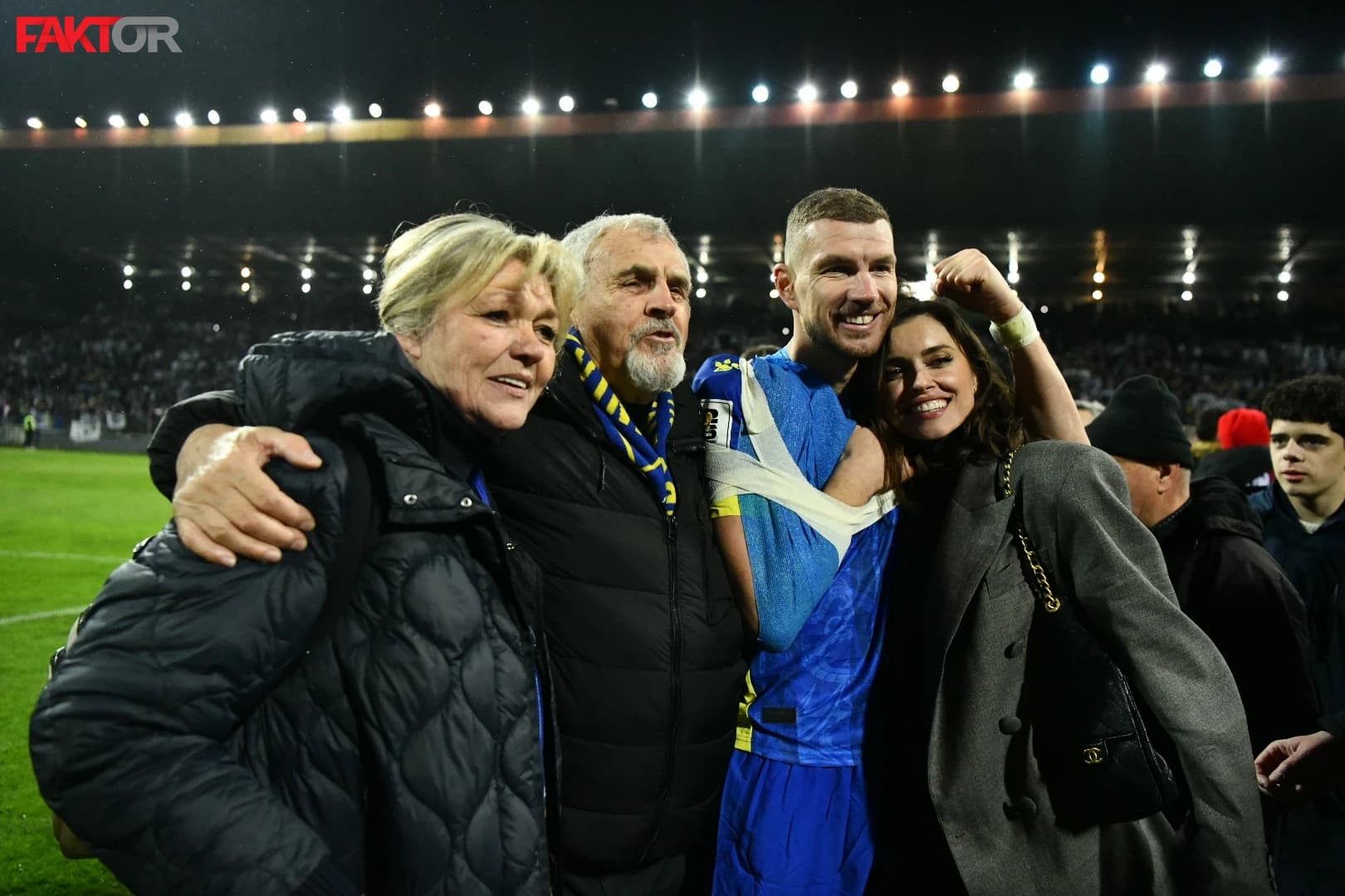 Džeko slavi sa suprugom i roditeljima