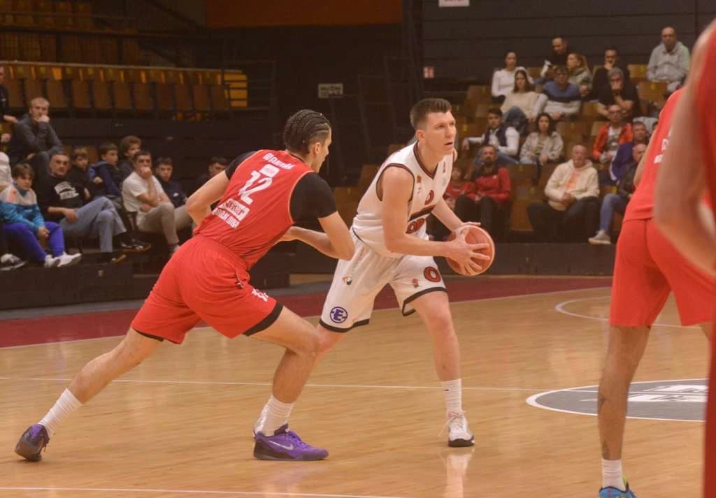 Košarkaši Borca nakon produžetka slavili u Mejdanu