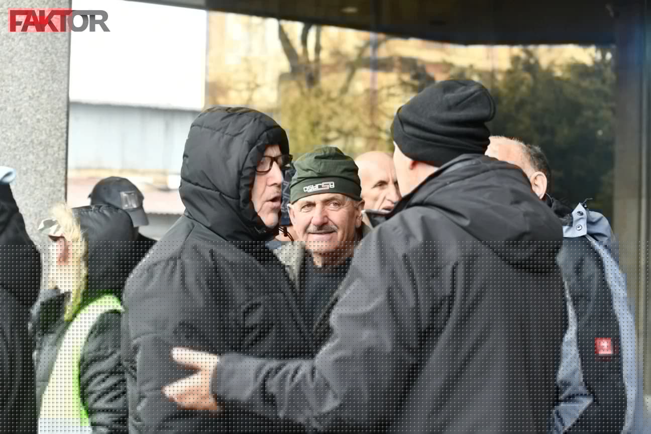 Sa protesta u Sarajevu pred Vladom FBiH