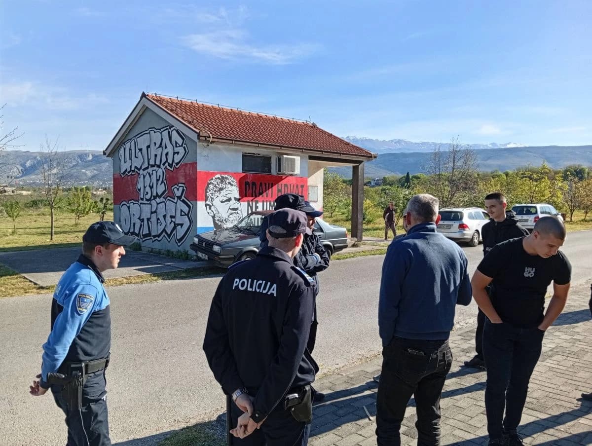 Drama u Mostaru: Okupljena grupa spriječila uklanjanje murala zločincu Praljku