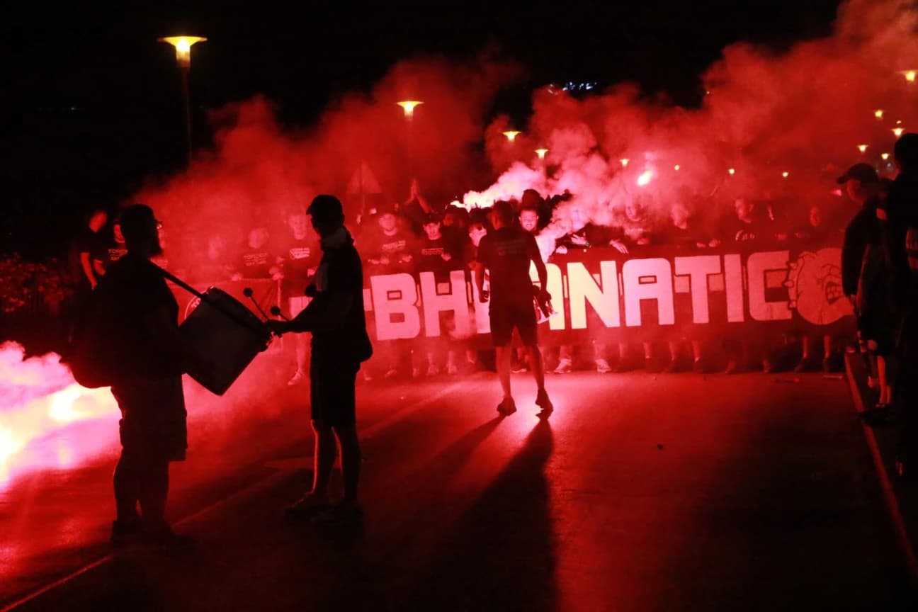 Fanaticosi na utakmici reprezentacije oduševili sjećanjem na Duška Vujoševića