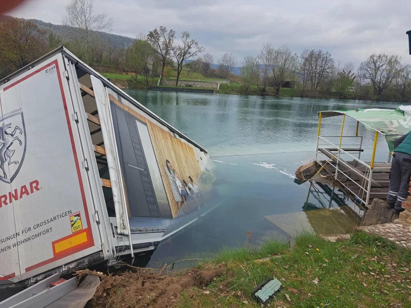 Radnik u krugu firme u Bosanskom Petrovcu polupao vozila, poginuo sletjevši kamionom u Unu u Bihaću