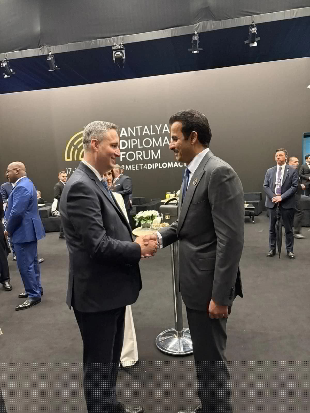 Denis Bećirović i Tamim bin Hamad Al Thani - kada se pozdrav pretvara u "važan razgovor"