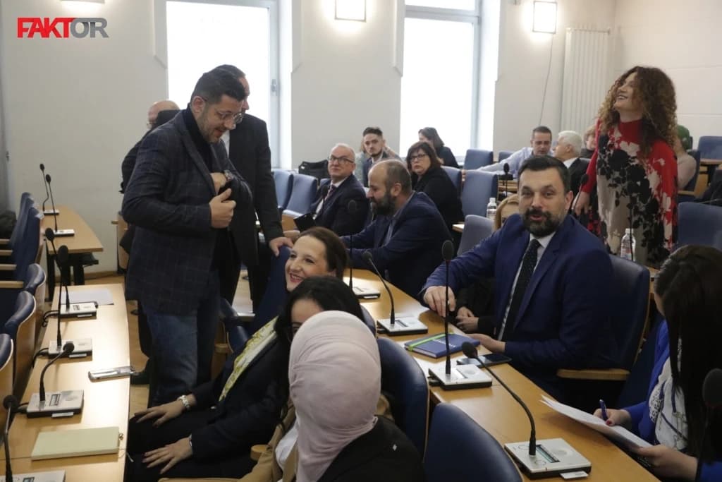 Opušteno u sali Skupštine KS pred početak sjednice, Konaković u drugom redu, svi nasmijani 