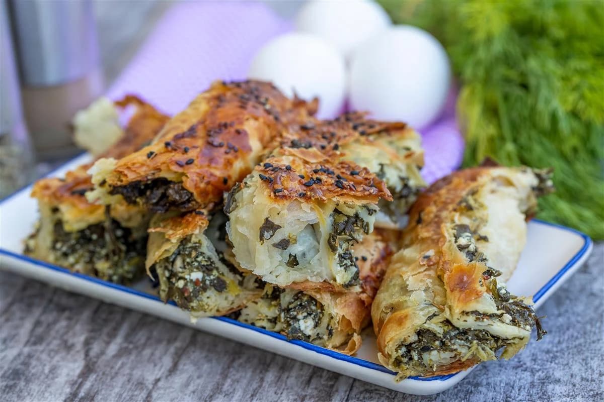 Probajte recept: Preukusna zeljanica sa gotovim jufkama, hrskava izvana, sočna iznutra