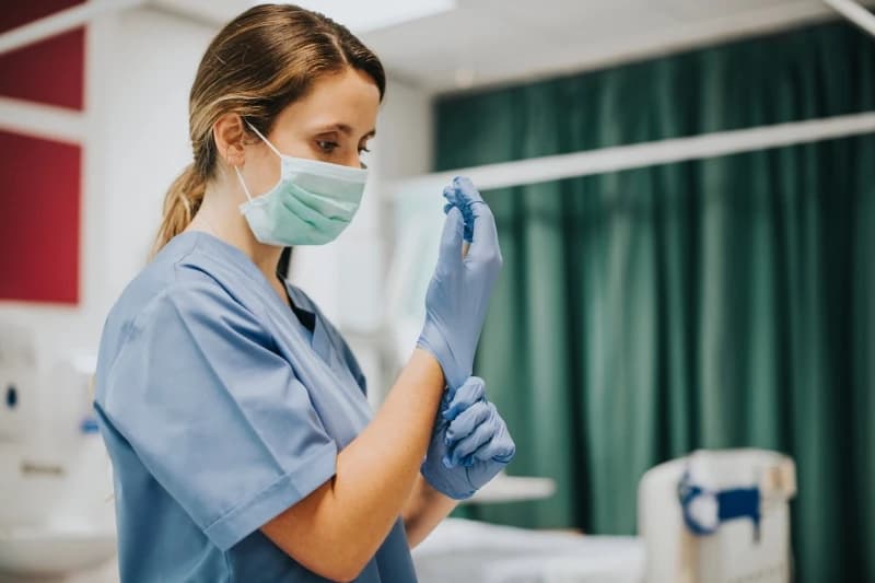 Iz Sindikata pozivaju Hasanovića da zaštiti kadar ili da ode: Na medicinskoj sestri je većina posla