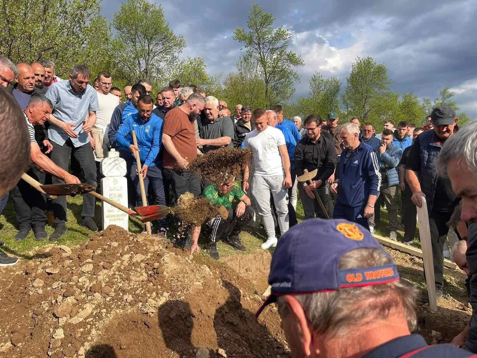 Hiljade ljudi se oprostilo od Amira Džihana: Klanjana dženaza mladom fudbaleru koji je preminuo na utakmici