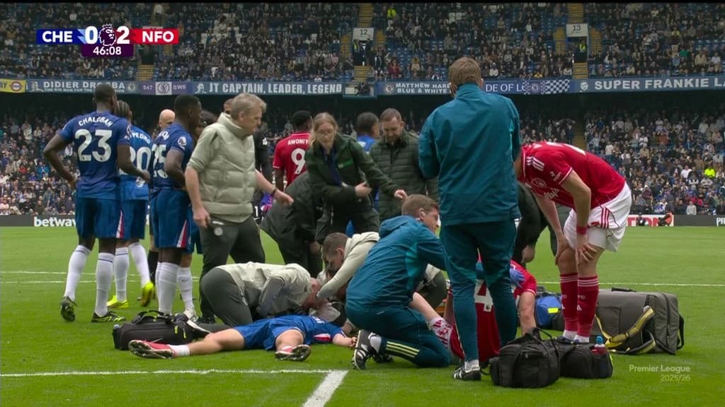 Horor debi na meču Premier lige: Nepomično ostao ležati, svi na stadionu zanijemili