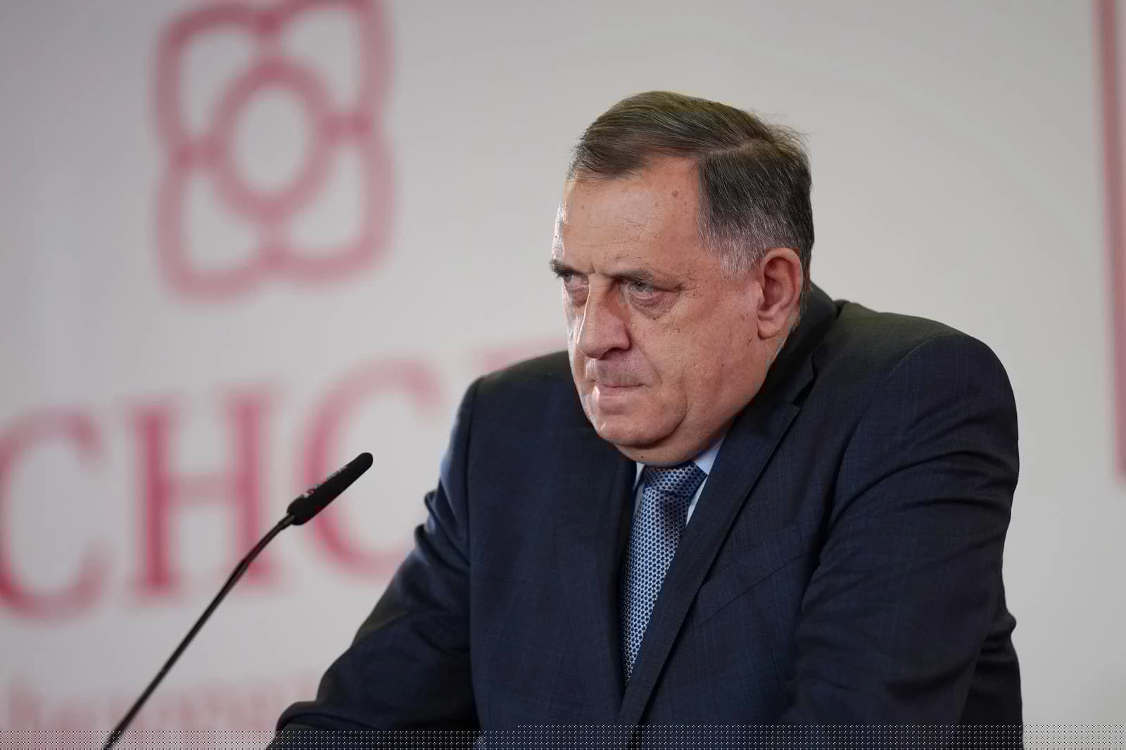 Milorad Dodik se emotivno slomio na pozornici, zaplakao je