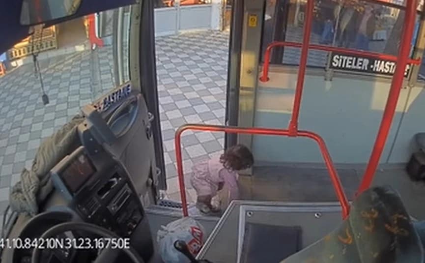 Dvogodišnja djevojčica sama ušla u autobus, vozač je pronašao i vratio porodici